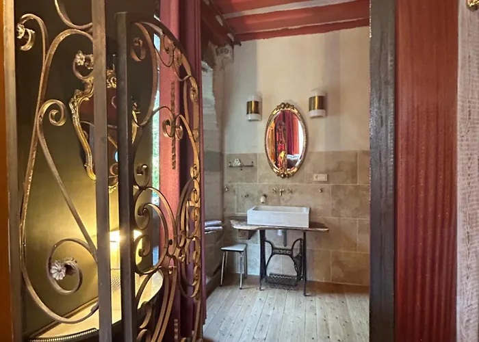 De Rose Et D'or La Lande-de-Goult